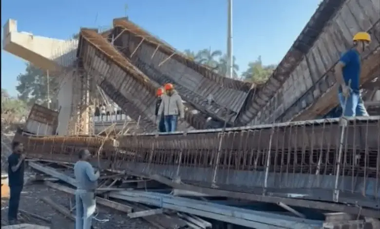 વલસાડમાં ઔરંગા નદી પર નિર્માણાધીન પુલનો ધરાશાયી થયેલો ભાગ અને બચાવ કામગીરી
