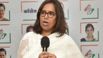 Mumbai Congress president Varsha Gaikwad addressing media