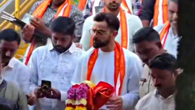 વિરાટ કોહલી વૉશિંગ્ટન સુંદર સાથે વિશાખાપટનમમાં શ્રી વરાહા લક્ષ્મી નરસિંહ સ્વામી મંદિરમાં પૂજા કરતા