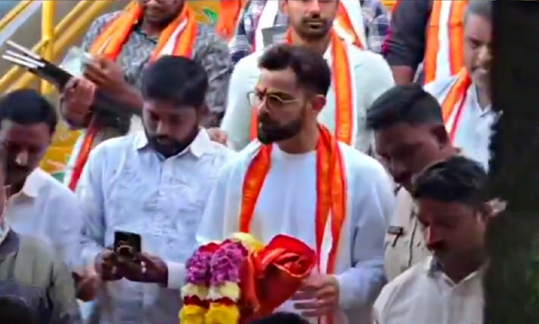 વિરાટ કોહલી વૉશિંગ્ટન સુંદર સાથે વિશાખાપટનમમાં શ્રી વરાહા લક્ષ્મી નરસિંહ સ્વામી મંદિરમાં પૂજા કરતા