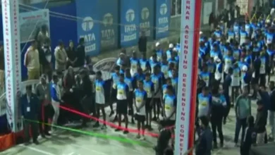 ગિરનાર આરોહણ સ્પર્ધામાં ઉત્સાહભેર ભાગ લઈ રહેલા યુવા સ્પર્ધકો અને વિજેતાઓને પ્રોત્સાહિત કરતા મહાનુભાવો.