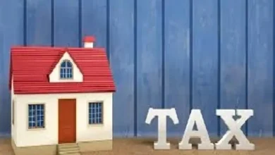 અમદાવાદ મ્યુનિસિપલ કોર્પોરેશનના અધિકારીઓ દ્વારા બાકી ટેક્સ માટે દુકાન કે મિલકત સીલ કરવાની કામગીરી.