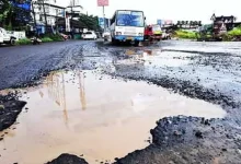 મુંબઈના રસ્તા પર જોખમી ખાડો અને પોલીસ તપાસ દર્શાવતી તસવીર.