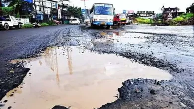 મુંબઈના રસ્તા પર જોખમી ખાડો અને પોલીસ તપાસ દર્શાવતી તસવીર.