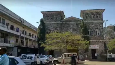 અકોલા મ્યુનિસિપલ કોર્પોરેશનમાં કોર્પોરેટરો વચ્ચે થયેલી બોલાચાલી અને હંગામાના દ્રશ્યો.