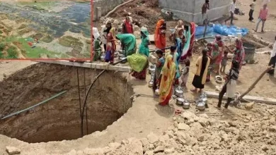 અમરેલીના ગામડાઓમાં પાઈપલાઈનમાં ભંગાણને કારણે વહી રહેલું દૂષિત પાણી અને લોકોની હાલાકી.