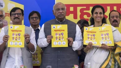 મુંબઈ વિકાસ આઘાડીના નેતાઓ દ્વારા BMC ચૂંટણી માટે મેનિફેસ્ટો લોન્ચ કરવાની તસવીર.