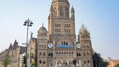 મુંબઈ મહાનગર પાલિકા (BMC) ભવન અને રાજકીય પક્ષોના પ્રતીકો સાથેની પ્રતિકાત્મક તસવીર.