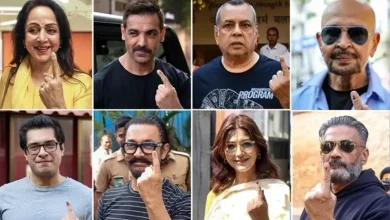 મુંબઈમાં BMC ચૂંટણી દરમિયાન મતદાન મથક બહાર આંગળી પર શાહીનું નિશાન બતાવતા બોલીવુડ કલાકારો.