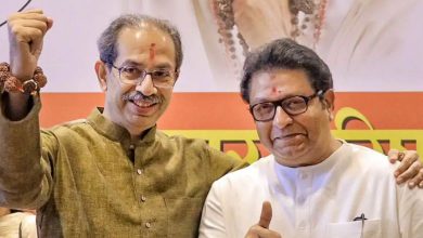 BMC ચૂંટણી પ્રચારનું રણશિંગુ ફૂંકાશે! ઠાકરે ભાઈઓ ગજાવશે સંયુક્ત રેલીઓ; મેનિફેસ્ટોની રાહ મુંબઈ: નવ વર્ષ બાદ બૃહન્મુંબઈ મ્યુનિસિપલ કોર્પોરેશન(BMC)ની ચૂંટણી યોજાવાની છે, જેના માટે 15 જાન્યુઆરીના રોજ મતદાન થવાનું છે, એ પહેલા મુંબઈમાં રાજકીય માહોલ ગરમાયેલો છે. BMCની ચૂંટણી માટે ઉદ્ધવ ઠાકરે અને રાજ ઠાકરે એક સાથે આવ્યા છે, શિવ સેના(UBT) અને મહારાષ્ટ્ર નવ નિર્માણ સેના(MNS) સાથે મળીને BMCની ચૂંટણી લડશે.