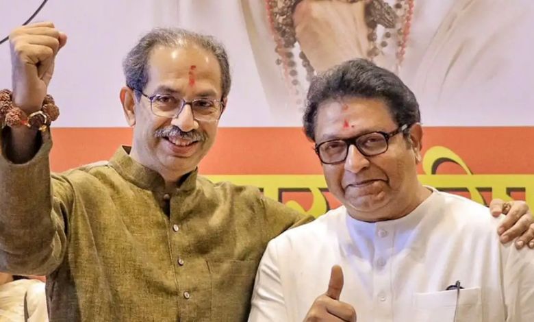 BMC ચૂંટણી પ્રચારનું રણશિંગુ ફૂંકાશે! ઠાકરે ભાઈઓ ગજાવશે સંયુક્ત રેલીઓ; મેનિફેસ્ટોની રાહ મુંબઈ: નવ વર્ષ બાદ બૃહન્મુંબઈ મ્યુનિસિપલ કોર્પોરેશન(BMC)ની ચૂંટણી યોજાવાની છે, જેના માટે 15 જાન્યુઆરીના રોજ મતદાન થવાનું છે, એ પહેલા મુંબઈમાં રાજકીય માહોલ ગરમાયેલો છે. BMCની ચૂંટણી માટે ઉદ્ધવ ઠાકરે અને રાજ ઠાકરે એક સાથે આવ્યા છે, શિવ સેના(UBT) અને મહારાષ્ટ્ર નવ નિર્માણ સેના(MNS) સાથે મળીને BMCની ચૂંટણી લડશે.