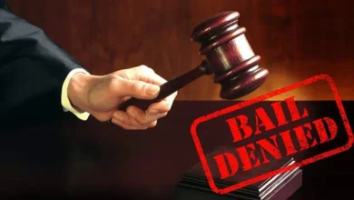 ગુજરાત અદાલત અને ન્યાયનું પ્રતીક, કચ્છ પોલીસ અને કાયદાકીય કાર્યવાહી દર્શાવતી પ્રતિકાત્મક તસવીર.