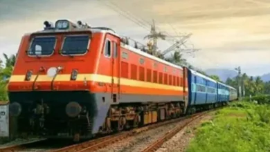 મધ્ય રેલવેની વંદે ભારત એક્સપ્રેસ ટ્રેન અને રેલવે સ્ટેશનનું દ્રશ્ય.