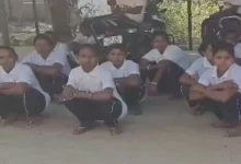 છત્તીસગઢના દંતેવાડામાં પોલીસ અધિકારીઓ સમક્ષ આત્મસમર્પણ કરી રહેલા નક્સલીઓનો સમૂહ.