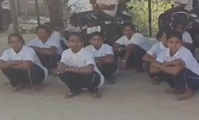 છત્તીસગઢના દંતેવાડામાં પોલીસ અધિકારીઓ સમક્ષ આત્મસમર્પણ કરી રહેલા નક્સલીઓનો સમૂહ.