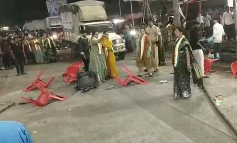 BMCના ચૂંટણી પ્રચારમાં કૉંગ્રેસ-ભાજપ વચ્ચે થઈ ઝપાઝપી: ખુરશી, પત્થર, લાકડી વડે થઈ મારામારી