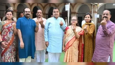 કેન્દ્રીય મંત્રી નીતિન ગડકરી નાગપુરમાં મતદાન કર્યા બાદ પોતાની આંગળી પર શાહીનું નિશાન બતાવતા.