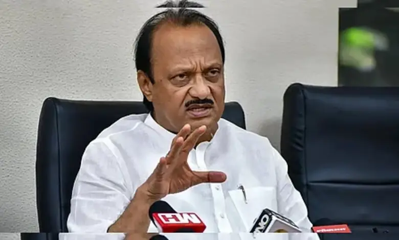 અજિત પવાર અને એકનાથ શિંદેની રાજકીય મુલાકાત અથવા મહારાષ્ટ્ર પાલિકા ચૂંટણી પ્રચારનું દ્રશ્ય.