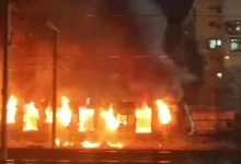 મુંબઈમાં કુર્લા રેલવે સ્ટેશન પાસે ગાર્બેજ ટ્રેનમાં લાગેલી આગ અને ધુમાડાના ગોટેગોટા.