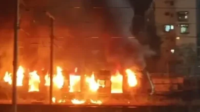 મુંબઈમાં કુર્લા રેલવે સ્ટેશન પાસે ગાર્બેજ ટ્રેનમાં લાગેલી આગ અને ધુમાડાના ગોટેગોટા.