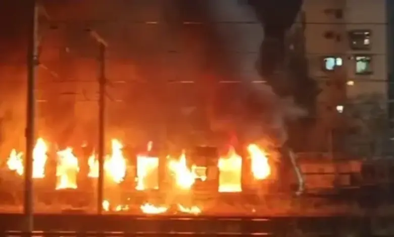 મધ્ય રેલવેમાં બર્નિંગ ટ્રેન: ટ્રેનસેવા પર અસર, કોચ બળીને ખાખ….