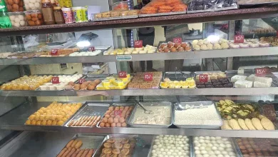 ભુજની મીઠાઈની દુકાન પર ફૂડ વિભાગના દરોડા અને કાયદાકીય કાર્યવાહીને દર્શાવતી પ્રતિકાત્મક તસવીર.