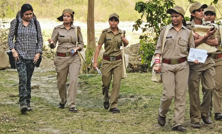 ગુજરાત વન વિભાગના લોગો અને બઢતી મેળવનાર વનરક્ષકોની યાદી દર્શાવતી પ્રતીકાત્મક તસવીર.