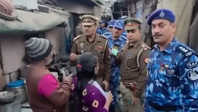 ગાઝિયાબાદ પોલીસ અધિકારી ઝૂંપડપટ્ટીમાં રહેતા લોકોના દસ્તાવેજો તપાસતા અને પૂછપરછ કરતા.