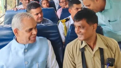 ગુજરાતના રાજ્યપાલ આચાર્ય દેવવ્રત એસટી બસમાં મુસાફરોની વચ્ચે બેસીને મુસાફરી કરી રહ્યા છે અને ટિકિટ લઈ રહ્યા છે.