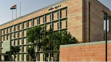 ગુજરાત સરકારનું પ્રતીક અને બઢતી મેળવનાર મુખ્ય IAS અધિકારીઓના નામ દર્શાવતું ગ્રાફિક.