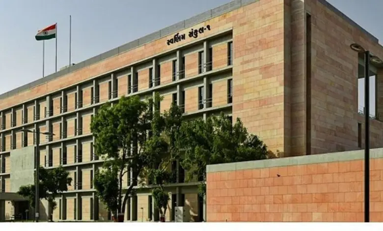 ગુજરાત સરકારનું પ્રતીક અને બઢતી મેળવનાર મુખ્ય IAS અધિકારીઓના નામ દર્શાવતું ગ્રાફિક.