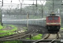 પશ્ચિમ રેલવે ટ્રેન અને બ્લોકની સૂચના આપતું ડિજિટલ બોર્ડ.