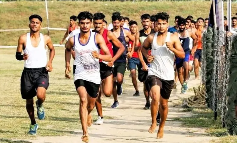 ગુજરાત પોલીસ ભરતી શારીરિક કસોટી (Physical Test) ની તૈયારી કરતા ઉમેદવારો અને પોલીસ ગ્રાઉન્ડની પ્રતીકાત્મક તસવીર.