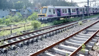 મુંબઈ લોકલ ટ્રેન અને હાર્બર લાઈન રેલવે ટ્રેકનું દ્રશ્ય.