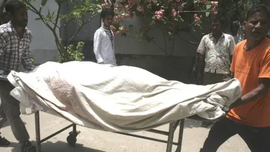 બાંગ્લાદેશમાં હિંસા અને ધરપકડ કરાયેલા આરોપીઓને લઈ જતી પોલીસની પ્રતિકાત્મક તસવીર.