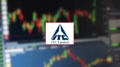 શેરબજારનો ગ્રાફ અને આઇટીસી (ITC) કંપનીનો લોગો જે શેરના ભાવમાં ઘટાડો દર્શાવે છે.