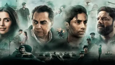 'ઈક્કીસ' ફિલ્મમાં અરુણ ખેતરપાલના પાત્રમાં અભિનેતા અને યુદ્ધના દ્રશ્યોનું પોસ્ટર.