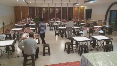 ઘાટકોપર જૉલી જિમખાનામાં આયોજિત રાજ્ય-સ્તરિય કૅરમ સ્પર્ધાનું પોસ્ટર અને કૅરમ બોર્ડની વિગતો.