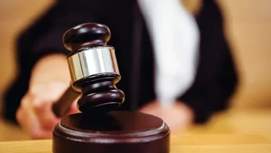 કોર્ટનો હથોડો અને ન્યાયનું પ્રતીક, જે કાયદાકીય ચુકાદા અને નિર્દોષ છૂટકારાને દર્શાવે છે.