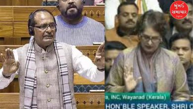 ભાજપ અને કોંગ્રેસના પ્રતીકો સાથે જી રામ જી બિલ અને મનરેગા યોજના વચ્ચેના વિવાદનું પ્રતિકાત્મક ચિત્ર.