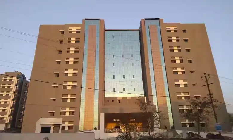 જૂનાગઢ સિવિલ હોસ્પિટલની ઇમારત અથવા આધુનિક મેડિકલ સુવિધાઓનું પ્રતિકાત્મક ચિત્ર.