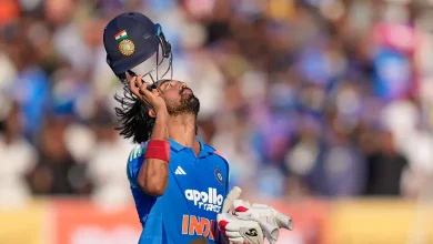 કે. એલ. રાહુલ રાજકોટમાં ન્યૂઝીલેન્ડ સામે સદી ફટકાર્યા બાદ બેટ ઊંચું કરી સીટી વગાડીને સેલિબ્રેશન કરી રહ્યો છે.