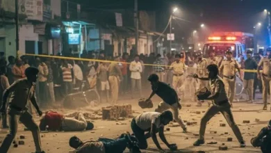 તાપીના કુકરમુંડામાં પથ્થરમારા બાદ તૈનાત પોલીસ કાફલો અને ઘટનાસ્થળની સુરક્ષા.