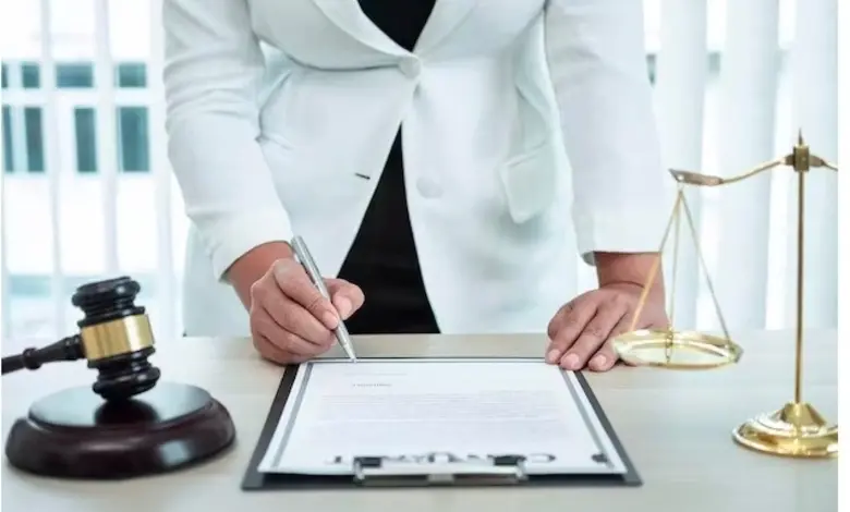 ગુજરાત સરકારના તોલમાપ વિભાગ દ્વારા સીલ કરાયેલા વજનકાંટા અને તપાસની કામગીરી કરતી ટીમ.