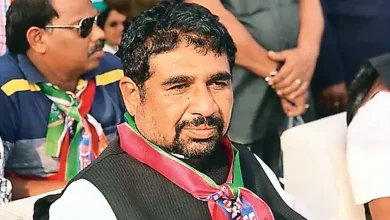 મહેશ વસાવા કોંગ્રેસ નેતાઓ સાથે કોંગ્રેસનો ખેસ પહેરીને પક્ષમાં જોડાયા તે સમયની તસવીર.