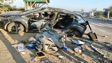 રાજકોટ-મોરબી હાઈવે પર અકસ્માતગ્રસ્ત થયેલી કાર અને ઘટના સ્થળનું દ્રશ્ય.