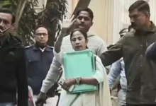 કોલકાતામાં I-PAC ઓફિસની બહાર EDની કાર્યવાહી અને મમતા બેનર્જીનો વિરોધ પ્રદર્શન.