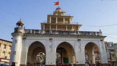 વડોદરાનો ઐતિહાસિક માંડવી ગેટ અને તેના રિનોવેશન માટેની કામગીરીનું દ્રશ્ય.