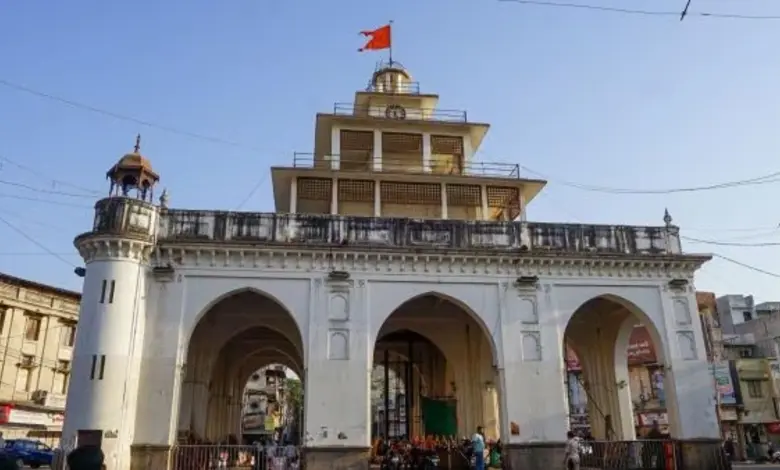 વડોદરાનો ઐતિહાસિક માંડવી ગેટ અને તેના રિનોવેશન માટેની કામગીરીનું દ્રશ્ય.