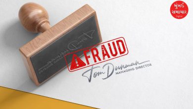 નવા રાબડીયા ગ્રામ પંચાયત બહાર એકત્ર થયેલા ગ્રામજનો અને ભ્રષ્ટાચારનો વિરોધ કરતા યુવાનો.